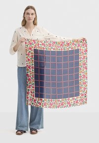 Foulard carré avec un centre marine orné d'un motif en grille, bordé d'un design floral multicolore. Fabriqué en tissu léger, texture lisse.