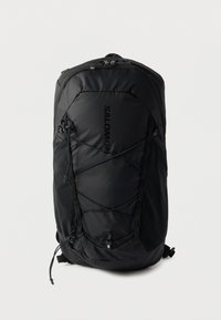 Μαύρο σακίδιο πλάτης Salomon XT 10 με μπροστινούς ελαστικούς ιμάντες, πλαϊνές τσέπες από δίχτυ και επάνω φερμουάρ σε λευκό φόντο.