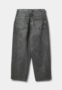 Sive jeans z razmerom ohlapnega kroja, ki vključujejo dva zadnja žepa, našit pas in ravne hlačnice. Mehka tekstura in minimalno oblikovanje.