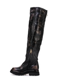 Botas de cuero negras hasta la rodilla con un acabado brillante, que cuentan con una cremallera lateral y una suela gruesa. Diseño texturizado con sutiles variaciones de color.