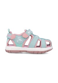 Sandal ligera en rosa y azul turquesa con paneles de malla, diseño de punta abierta, correa ajustable y suela acolchada blanca. Presenta detalle del logo.