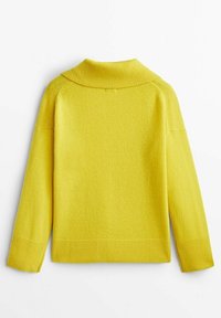 Pull jaune à manches longues en maille avec col montant, poignets et ourlet côtelés, vu de dos sur fond blanc.