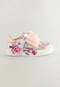 Baskets métalliques roses avec motif floral sur le côté, présentant un grand nœud en rose doux et une sangle Velcro. Semelle en caoutchouc blanc avec texture antidérapante.
