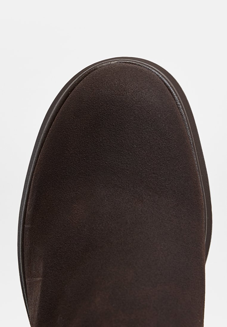Braune Wildleder-Stiefelette, runde Zehenform, glatte Textur, flache Sohle, minimale Nähte, dezenter Glanz und eine einfarbige Gestaltung ohne Muster.