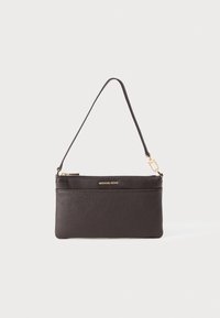 Bolso bandolera de cuero negro con acabado texturizado, herrajes dorados y cierre con cremallera. Presenta una correa de hombro desmontable.