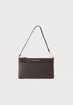 Sac bandoulière en cuir noir avec une finition texturée, quincaillerie dorée et fermeture éclair. Il dispose d'une bandoulière détachable.