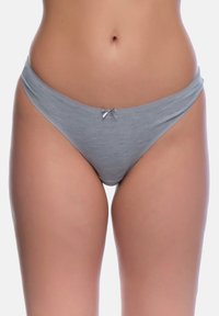 Graue Baumwollbikiniunterwäsche mit einer weichen Textur, niedrig geschnitten und einem kleinen dekorativen Schleifchen in der Mitte vorne.