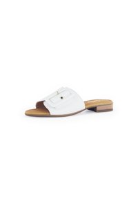 Sandale glissière en cuir blanc avec un bout carré, dotée d'une lanière decorative et d'un accent métallique, associée à un talon bas en bois.