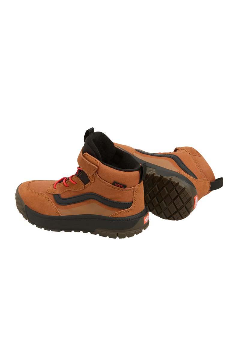 Braune Wildleder-Hochschaftstiefel mit schwarzen Akzenten und roten Schnürsenkeln. Sie verfügen über eine Gummisohle mit strukturiertem Grip und einem gepolsterten Schaft.