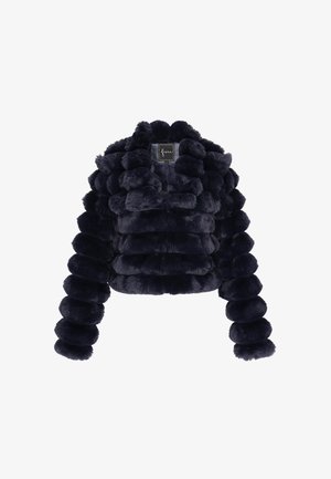 Tume tumesinine vale karusnahast lühikeste varrukatega jakk horisontaalsete paksude kihtidega valge tausta ees.