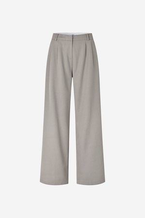 Nohavice s širokými nohavicami zo svetlosivého materiálu s elegantným strihom, s prednými záhybmi, stredne vysokým pásom a bez viditeľných ozdôb.