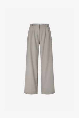 Nohavice s širokými nohavicami zo svetlosivého materiálu s elegantným strihom, s prednými záhybmi, stredne vysokým pásom a bez viditeľných ozdôb.