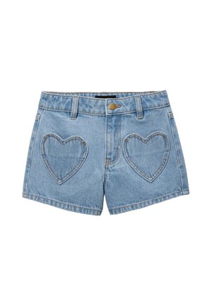 Short en jean bleu clair avec taille haute, bouton devant, passants de ceinture et poches avant cousues en forme de cœur.