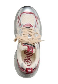 Světle béžové tenisky se stříbrnými detaily, síťovaným svrškem, červenými akcenty a béžovými tkaničkami. Mají polstrovaný límec a značení "Buff" na jazyku.