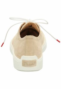 Beige Wildleder-Sneaker mit einer weißen strukturierten Sohle, runder Spitze und weißen Schnürsenkeln. Die Ferse hat einen tanfarbenen Akzent mit dem Etikett "Think!".