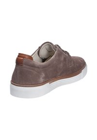 Braune Wildleder Sneaker mit einer weißen Gummisohle, featuring ein perforiertes Design an der Seite und einem hellbraunen Lederelement an der Ferse. Mit Schnürverschluss.