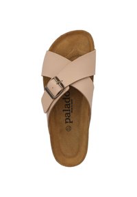 Helle beige Kreuzriemen-Sandale mit einer Metall-Schnalle. Das Korkfußbett verfügt über eine strukturierte Oberfläche für zusätzlichen Komfort. Markenname innen aufgedruckt.