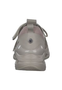 Scarpa sportiva beige con finitura lucida, tomaia in rete, design con lacci, tallone imbottito e suola testurizzata con dettaglio del logo circolare.