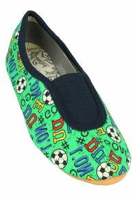 Groene stofschoen met meerkleurige tekst en ontwerpen in voetbalthema, marineblauwe elastische band en tan rubberen zool.
