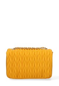Borsa a tracolla gialla trapuntata con manico a catena superiore, caratterizzata da un motivo a zigzag e una forma rettangolare. Materiale in morbida pelle.