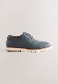 Blauer Leder-Schnürschuh mit abgerundeter Spitze, kontrastierenden hellbraunen Nähten und weißer Gummisohle. Glatte Textur und dezente Designelemente.