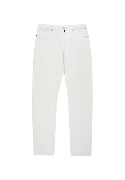 Jeans blancos de pierna recta con cierre de botón y cremallera, bolsillos delanteros y traseros, exhibidos sobre un fondo blanco liso.