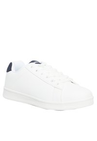 Sneaker bianco con tomaia in sintetico liscio, punta rotonda, suola piatta bianca e un accento blu navy sul tallone. Presenta un classico design con lacci.