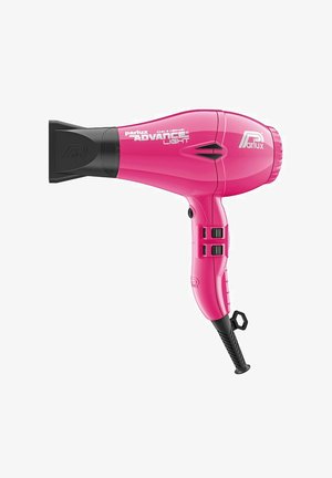 Parlux Advance Light hårtørrer i klar pink, med en sort dyse, ergonomisk greb, kontrolknapper og et struktureret håndtag for stabilitet.