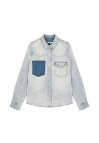 Lichtblauw denimshirt met een knoopsluiting aan de voorkant, twee borstzakken en een contrasterende donkerblauwe patch op de linkerzak. Lange mouwen.