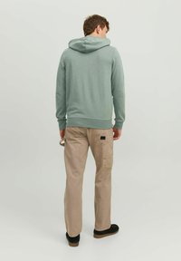 Jack & Jones JJEBASIC HOOD - Felpa con zip - sedona sage