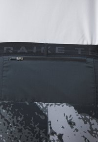 Nike Performance STRIDE  - Pantalón corto de deporte - iron grey/black/summit white