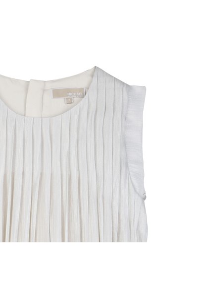 Λευκό πλισέ φόρεμα με στρογγυλή λαιμόκοψη και κοντά φουσκωτά μανίκια. Κατασκευασμένο από υφασμάτινη ύφανση με λεία εσωτερική επένδυση.