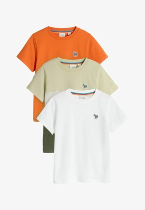 Drei übereinandergelegte T-Shirts: oben ein oranges, in der Mitte ein hellgrünes und unten ein weißes, alle aus Baumwolle mit einem kleinen, bestickten Logo.