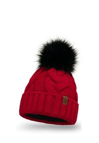 Bonnet d'hiver rouge tricoté avec un motif torsadé, pompon en fausse fourrure noire sur le dessus et petite étiquette rectangulaire marron sur le revers.