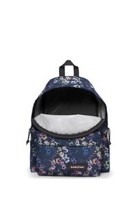 Eastpak-ryggsäck med ett marinblått blommönster, tillverkad av tygmaterial, rundad form, öppning med överlappande lock, justerbara remmar och logotyp på framsidan av fickan.