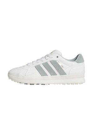 Witte lage sneaker met drie grijze mesh strepen, veters, gestructureerde zool en suède hielstuk, gezien vanaf de buitenkant.