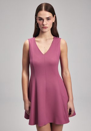 Ärmelloses pinkes Kleid mit V-Ausschnitt, ausgestellter Silhouette und glatter Stofftextur. Verfügt über vertikale Nähte und einen knielangen Saum.