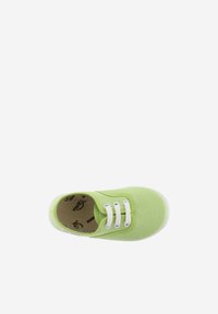 Zapatilla de lona verde con cordones blancos, punta redonda y suela de goma. El interior cuenta con una plantilla con diseño. Diseño simple y ligero.