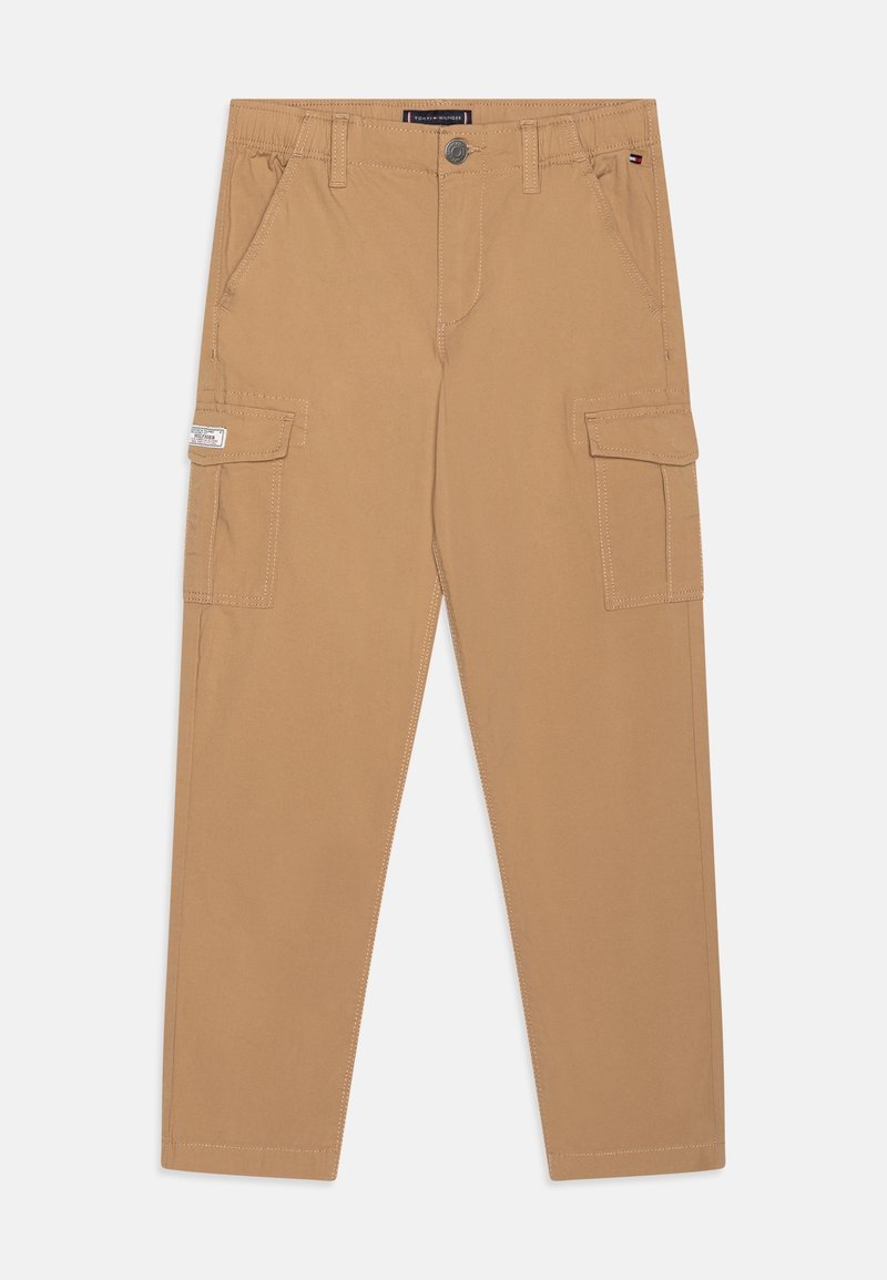 Pantalon cargo beige avec poches latérales, poches avant obliques, passants de ceinture, fermeture par boutons et une petite étiquette logo sur la poche droite.