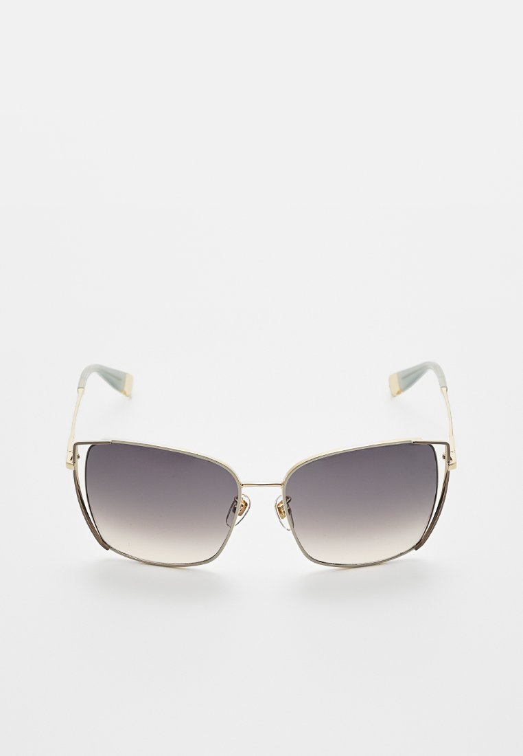 Gafas de sol con un marco metálico dorado, forma rectangular, lentes gris degradado y puntas en verde claro en las varillas.
