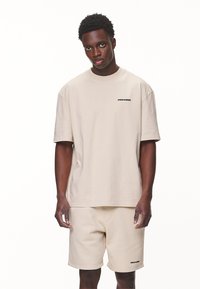 Pegador LOGO TEE - T-shirt basic - washed desert sand/black gum