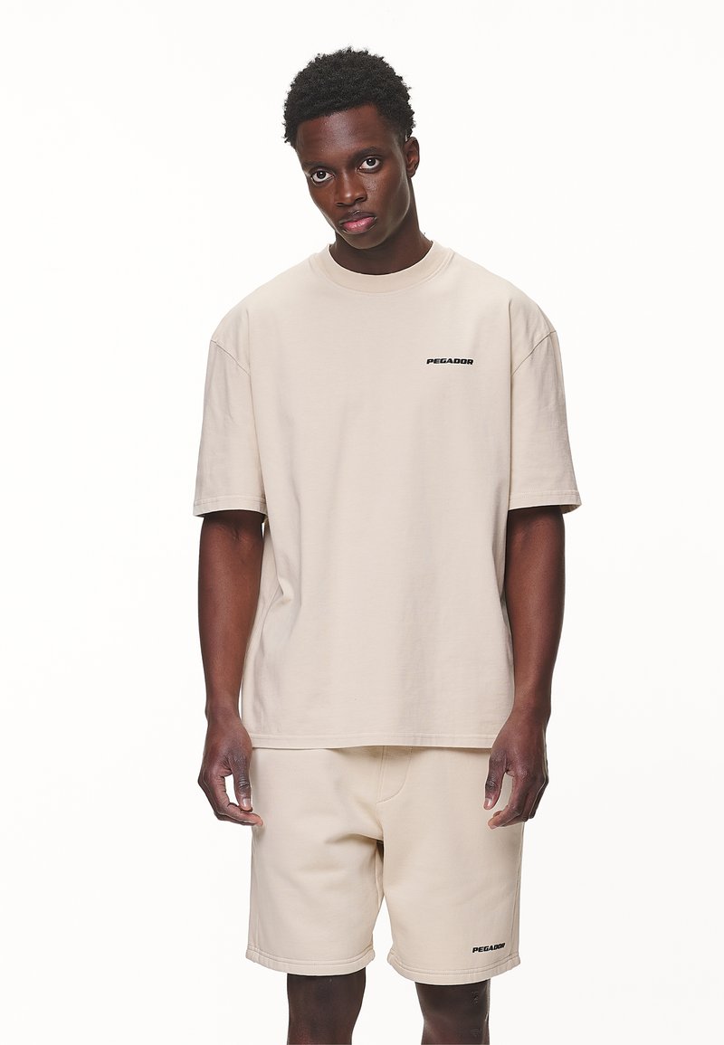 Pegador - LOGO TEE - T-shirts basic - washed desert sand/black gum, Forstør