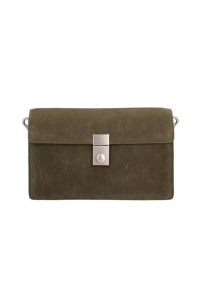 Pochette en suède vert olive avec une texture lisse, dotée d'un fermoir en métal argenté et de deux boucles de fixation sur les côtés.