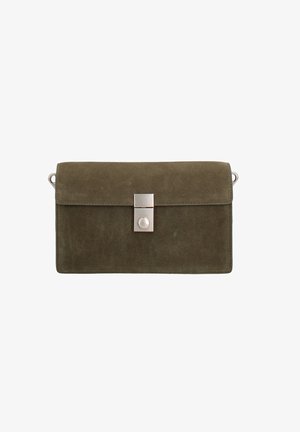 Olijfgroene suède clutch met een zachte textuur, voorzien van een zilveren metalen sluiting en twee bevestigingslussen aan de zijkanten.