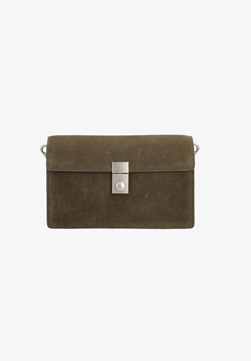 Clutch in suede verde oliva con una texture liscia, dotato di una chiusura in metallo argentato e due anelli di attacco sui lati.