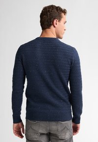 Marineblauwe gebreide trui met een textuurpatroon, ribgebreide manchetten en zoom, met een aansluitende pasvorm en mediumgewicht stof.