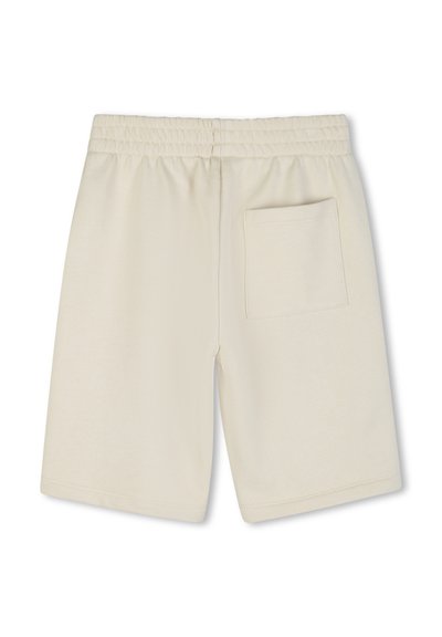 Roomkleurige shorts met elastische tailleband en één achterzak met klep, plat neergelegd op een witte achtergrond.
