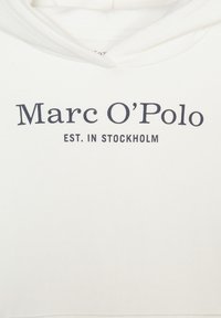 Hoodie bianco con una stampa blu navy audace con "Marc O'Polo" e "EST. IN STOCKHOLM." Tessuto morbido con un design classico a pullover.