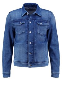 Chaqueta de mezclilla de un azul oscuro con un diseño clásico, que incluye dos bolsillos en el pecho, cierre de botones y cuello de solapa.