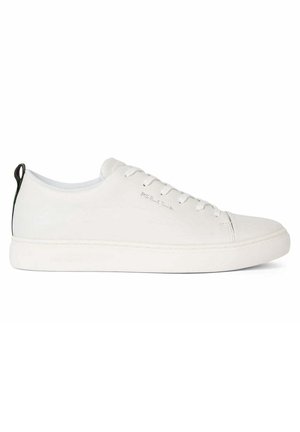 Sneakers bianchi con tomaia in pelle liscia, punta rotonda e design minimalista. Presentano lacci piatti e un accento nero sul tallone. Suola piatta.